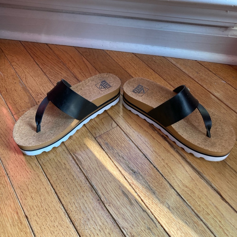 REEF flip flops, size 7 women. Like new - Picture 6 of 9